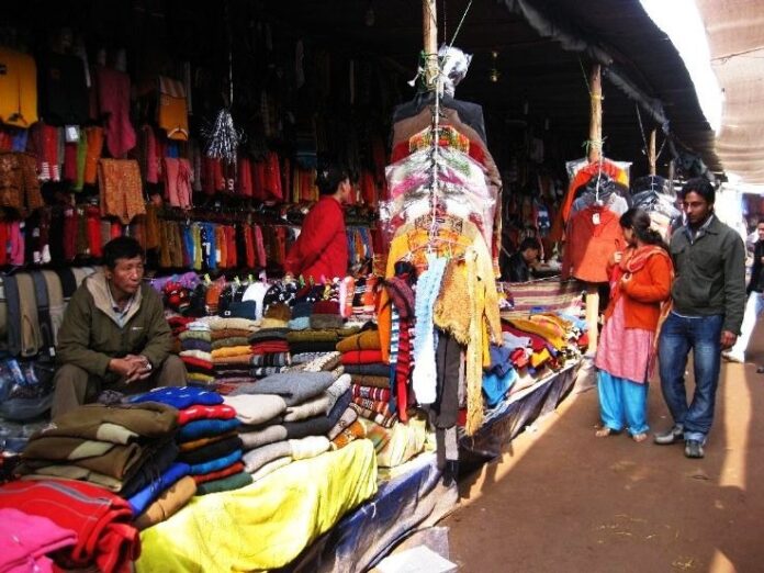 This market has become a hotspot for winter clothes, you can get two to three sweaters here at the rate of online offer. This market has become a hotspot for winter clothes, you can get two to three sweaters here at the rate of online offer.