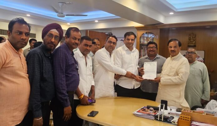 The MP received complaints from the sector's residents about the Kaveri constructor, who intimidated them by phoning thugs.