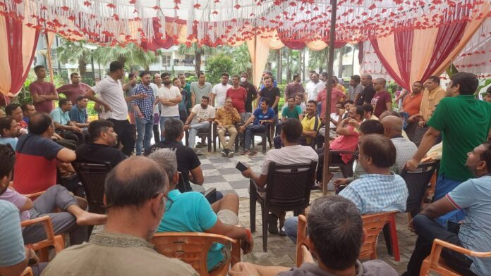 Residents of Galaxy Vega Society assembled at the amphitheater to voice their opposition to the AOA’s functioning and builder agreement