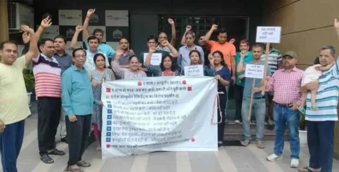 United for justice” — Eros Sampronnam residents stage their sixth consecutive peaceful protest.