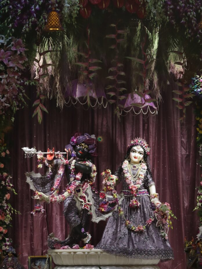 Jai Sri Krishna Bolo Jai Radhe..
