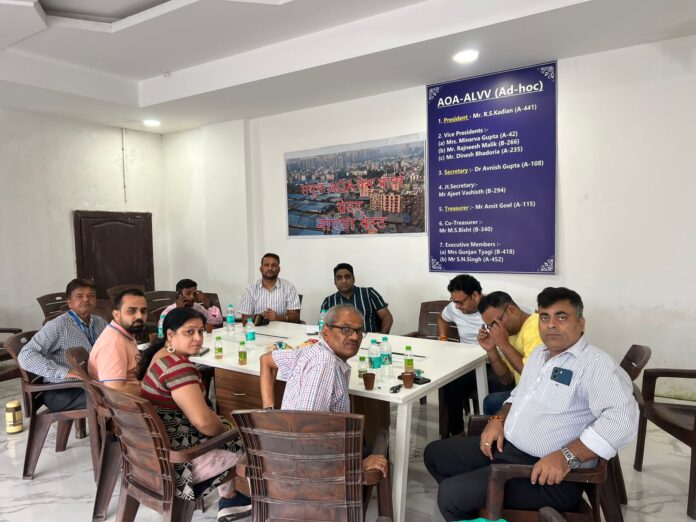 Residents and society representatives during a joint press conference at Amrapali Leisure Valley, Greater Noida West, raising concerns over traffic chaos, water supply, and builder irregularities.