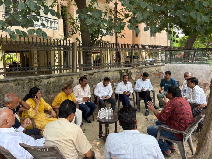 Senior officials from Greater Noida Authority inspecting the parks and cleanliness in Sector Beta-1, along with RWA members. Senior officials from Greater Noida Authority inspecting the parks and cleanliness in Sector Beta-1, along with RWA members.