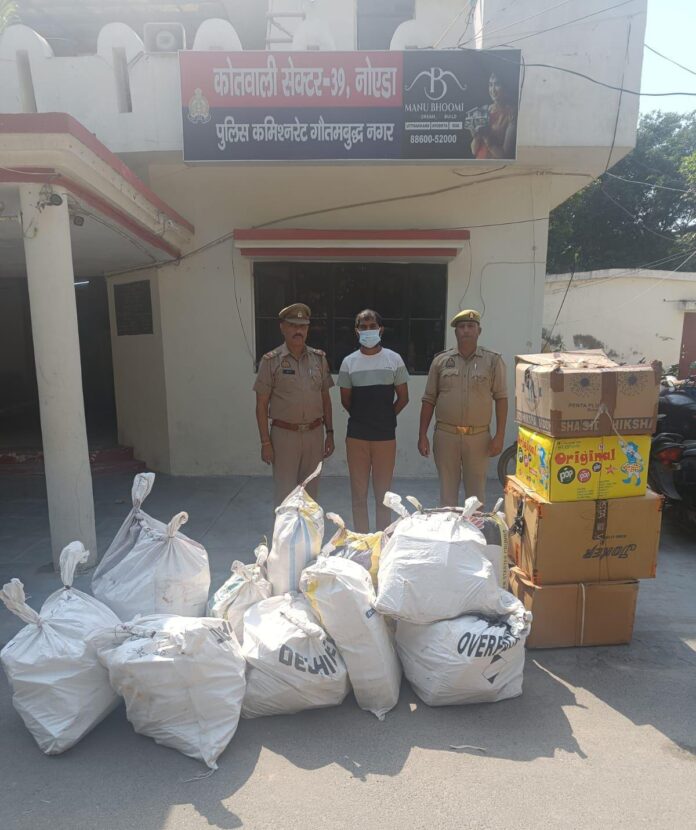 Sector-39 Police team with the arrested accused Dheeraj and seized illegal firecrackers.