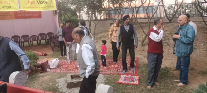 Residents waiting for the Buddhi-Shuddhi Havan to begin at Antriksh Golf View 2, moments before news of a resident’s death led to its postponement.