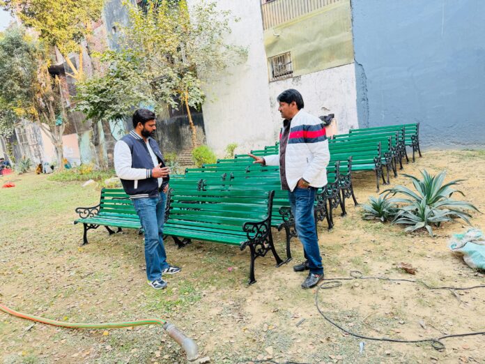 Greater Noida Authority installs 30 new benches in Sector Beta-1 parks; residents and RWA members express gratitude for the long-awaited upgrade.