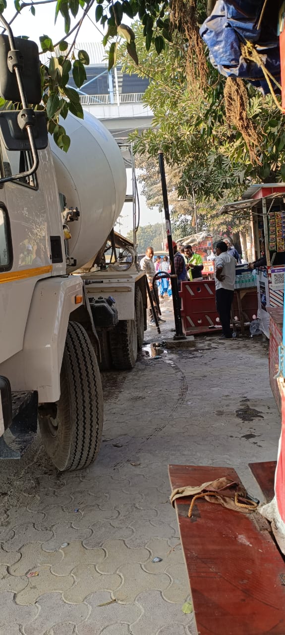 Residents share visuals of the fallen light pole near VDS Market; demand immediate repair from Noida Authority. Residents share visuals of the fallen light pole near VDS Market; demand immediate repair from Noida Authority.