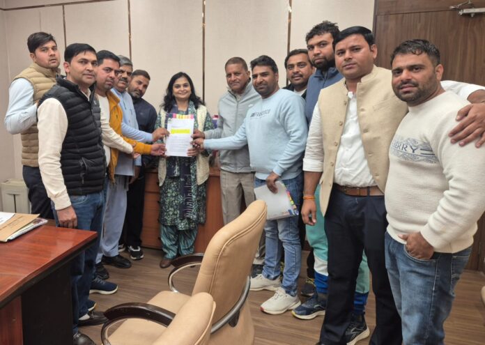 Residents’ delegation from Sauhrakha village and Sector-117 meeting Noida Authority ACEO Vandana Tripathi and OSD M.P. Singh regarding free land transfer for the proposed Chief Minister Model Composite School.