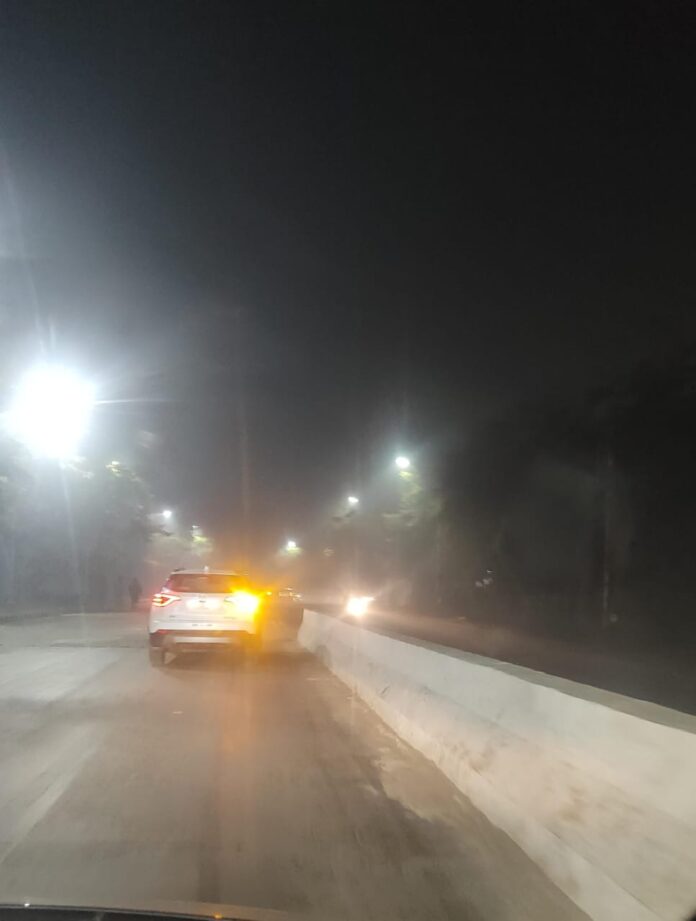 Delhi traffic moves under heavy smog as authorities enforce new vehicle and fuel restrictions to curb air pollution, allowing only BS-VI vehicles and denying fuel to vehicles without a valid PUC certificate from Thursday.