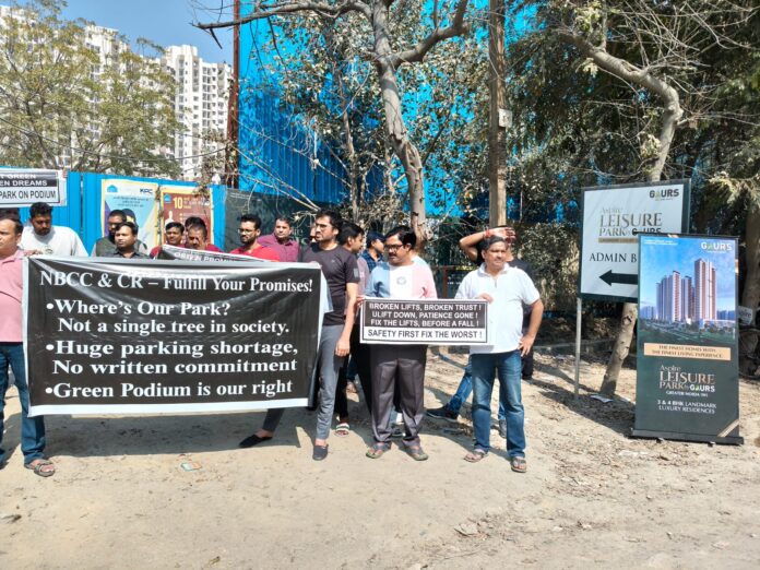 Residents of Amrapali River View, Techzone-4 Noida, stage a peaceful protest highlighting the acute shortage of covered parking and delay in implementation of Court Receiver’s directives.