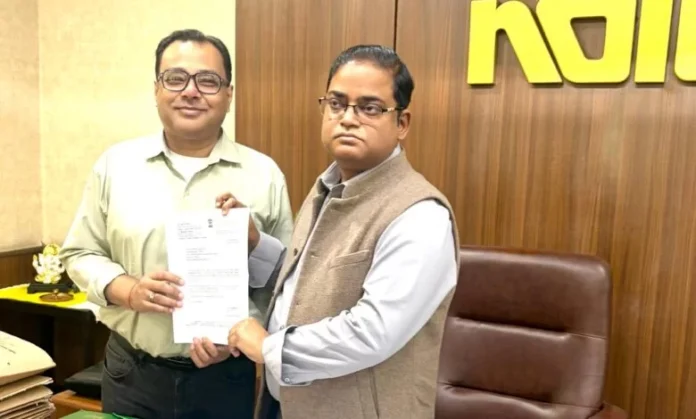 NOFAA Secretary Surojit Dasgupta meets Krishna Karunesh, CEO of Noida Authority, to discuss EV charging infrastructure and safety concerns in Sector 137, Noida.