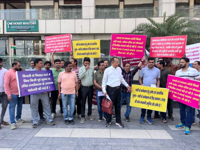 buyers protest at fusion uferia mall over alleged illegal charges and poor maintenance in greater noida west