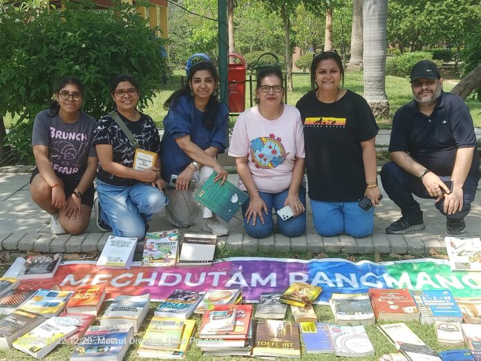 Students and residents contribute old textbooks at Noida Public Library as part of Noida Lok Manch’s ‘Don’t Gift Bouquets, Gift Books’ donation drive ahead of the new academic session.