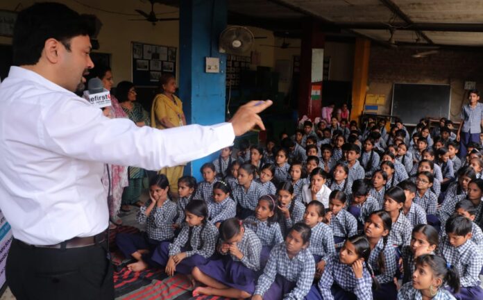 Students participate in an awareness session on World Autism Awareness Day at Sanskar Adhyayan Kendra, focusing on inclusion, early signs of autism and healthy lifestyle habits.