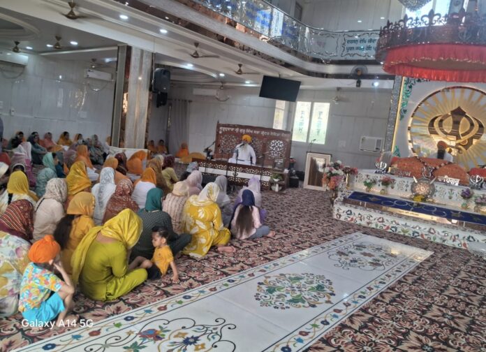 Devotees gather in large numbers at Gurudwara Shri Guru Singh Sabha to celebrate Khalsa Sajna Divas with kirtan, prayers and langar, marking the historic legacy of Guru Gobind Singh.