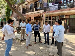 Officials inspect sanitation conditions in Sector Beta-1 and Rampur Market during Greater Noida Authority’s cleanliness drive.