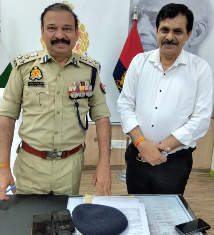 Police officials with Dinesh Mishra during discussions over traffic management and encroachment concerns in Sector-16B, Greater Noida West.