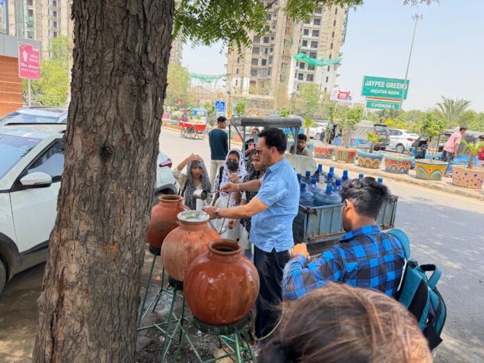 Volunteers of the Active Citizens Team distribute drinking water to commuters and pedestrians at Pari Chowk, Greater Noida, amid rising temperatures as part of their ongoing “Jal Hi Jeevan Hai” public service initiative.