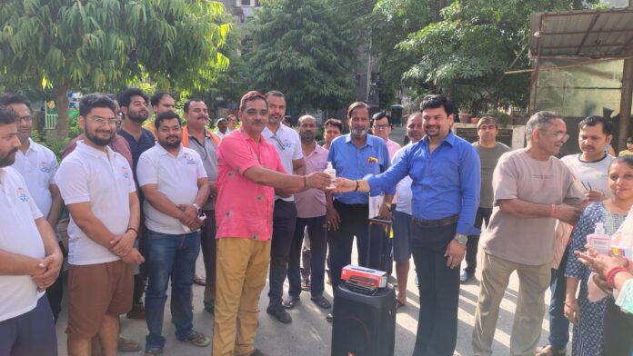Dr. Mahipal Singh addresses residents during a health and hygiene awareness session at Mahadev Apartment, Sector 73, Noida.