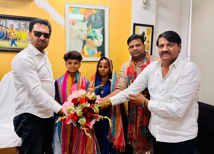 Mamta Kumari from Gautam Buddh Nagar honoured after representing Uttar Pradesh in the 16th Sub Junior National Women’s Hockey Championship held in Ranchi, Jharkhand.