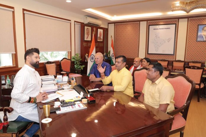 International Maithili Parishad President Shailendra Mishra and his delegation met Union Minister Chirag Paswan in New Delhi, discussing the concerns of Bihar, Mithilanchal and Purvanchal residents in NCR and honoring him with the traditional Mithila Pag and Mithilaratna.