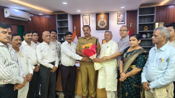 DDRWA Federation members meet DCP Traffic Abhay Kumar Mishra in Noida, submit memorandum highlighting key traffic issues and recommendations for Gautam Buddh Nagar.