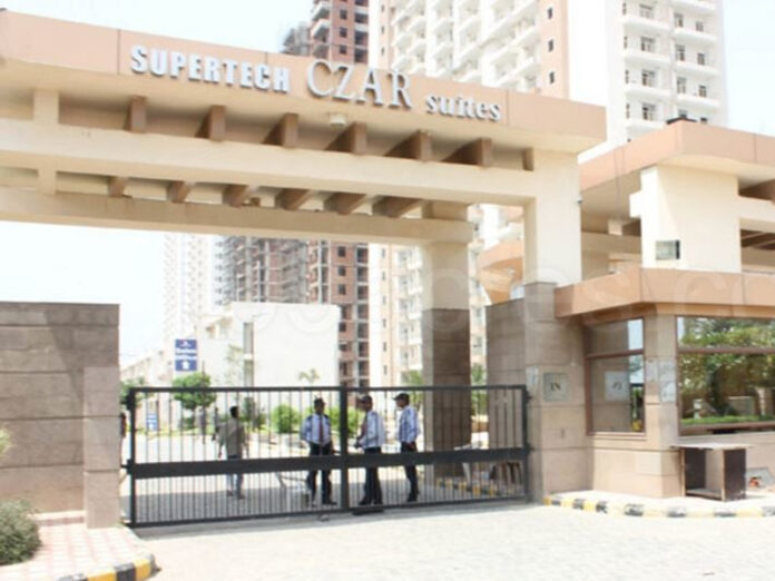 Residents of Supertech Czar protest against repeated maintenance charge hikes, alleging poor facilities and lack of transparency by the maintenance agency.