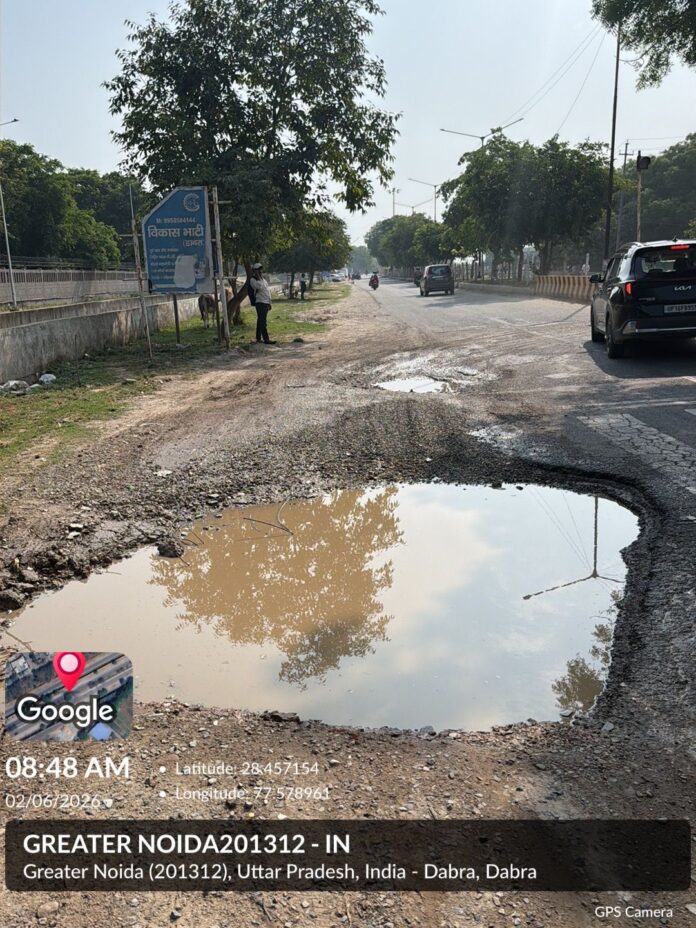 Danger Lurks on Greater Noida’s 130-Metre Road Danger Lurks on Greater Noida’s 130-Metre Road