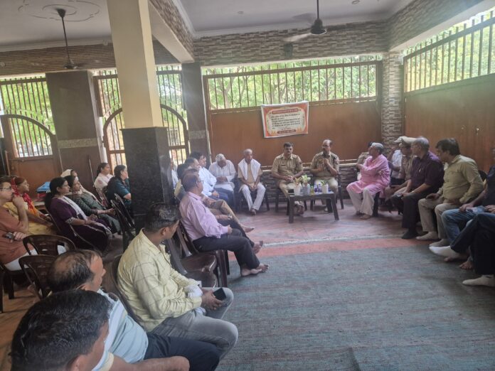 Strengthening community policing in Greater Noida. ACP-1 Radha Raman Singh interacted with RWA representatives to discuss security, women's safety, cybercrime prevention and stronger police-public coordination. Residents were also urged to verify tenants, domestic helpers and security staff for a safer neighborhood.