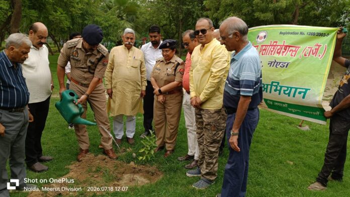 RWA Sector 51 residents, school students, teachers, officials and DD RWA Federation members participate in a plantation drive at Children’s Park, planting fruit-bearing saplings to promote a greener and cleaner Noida.