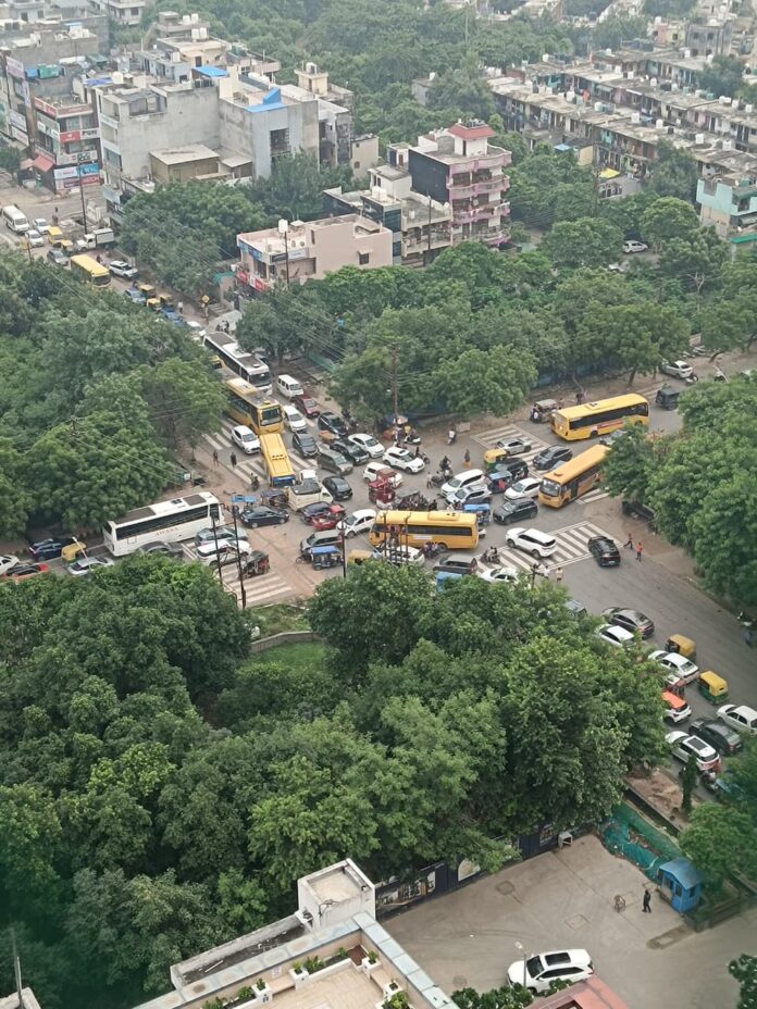 Daily traffic congestion at the RG Residency crossing in Sector 120, Noida, is causing inconvenience to thousands of residents, with school traffic, roadside parking and poor road infrastructure adding to the problem.