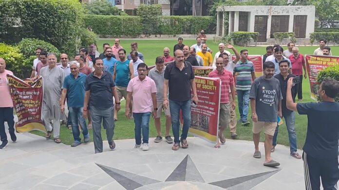 Express Zenith residents submit a complaint at Sector 113 police station seeking intervention over alleged safety and management issues in the Sector 77 society.