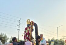 Devotees welcome the sacred idol of Prabhu Shri Ram from Ayodhya during a grand rath yatra in Greater Noida West on October 9, 2026.