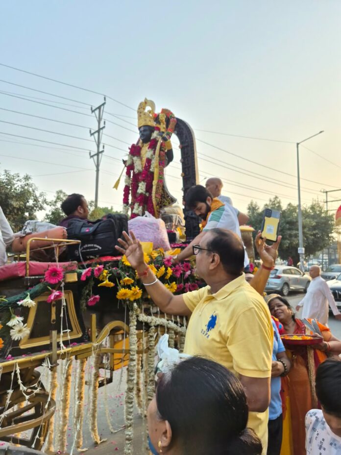 Devotees welcome the sacred idol of Prabhu Shri Ram from Ayodhya during a grand rath yatra in Greater Noida West on October 9, 2026.