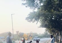 सेक्टर चाई-4 में आदर्श विहार सोसायटी के सामने सड़क मरम्मत कार्य शुरू।
