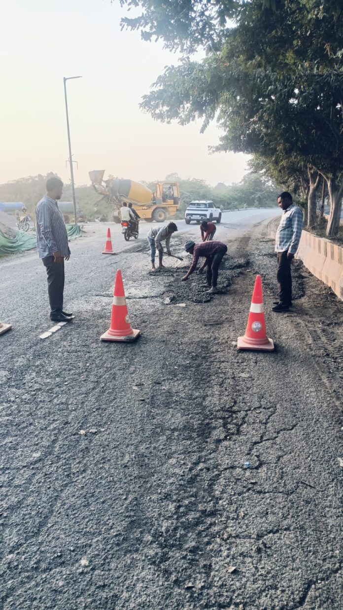 सेक्टर चाई-4 में आदर्श विहार सोसायटी के सामने सड़क मरम्मत कार्य शुरू।